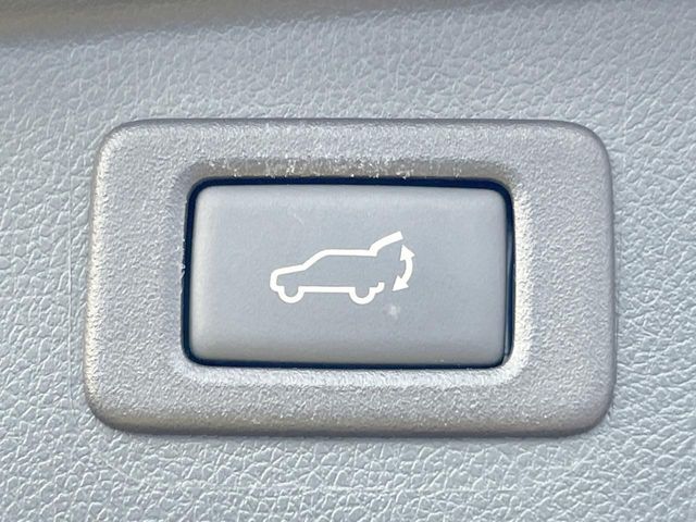 【パワーバックドア】スマートキーや運転席のボタンを押すだけでリアゲートが自動で開閉します！荷物を持っている時や、高い位置にあるバックドアを閉める際に便利な機能です♪