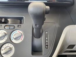 インパネシフトならハンドルからの移動距離が短く操作もスムーズ！また、足元が広くなりすっきりしますので、大柄な方でも快適にお過ごしいただけます。
