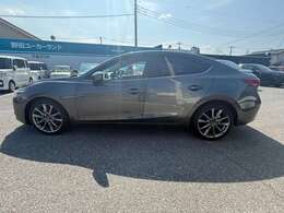 マツダ独自の『魂動デザイン』による伸びやかなシルエットが特徴のサイドビューです。