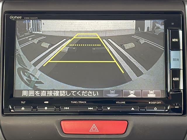 【バックカメラ】駐車時に後方がリアルタイム映像で確認できます。大型商業施設や立体駐車場での駐車時や、夜間のバック時に大活躍！運転スキルに関わらず、今や必須となった装備のひとつです！