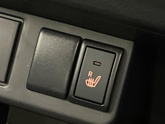 【シートヒーター】寒い日に重宝するシートヒーター！エアコンより早く温まってくれるので寒がりの人も安心ですね♪エアコンの温風は乾燥するから苦手、という方にもをおすすめです。