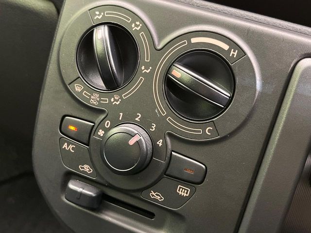寒い冬も暑い夏も全席に快適な空調を届けてくれる、ダイヤル式エアコンを装備♪