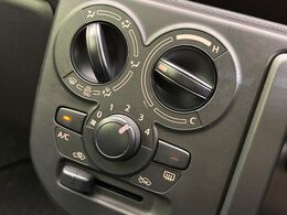 寒い冬も暑い夏も全席に快適な空調を届けてくれる、ダイヤル式エアコンを装備♪