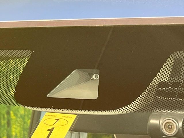【ホンダセンシング】走行中に前方の車両等を認識し、衝突しそうな時は警報とブレーキで衝突回避と被害軽減をアシスト。より安全にドライブをお楽しみいただけます。