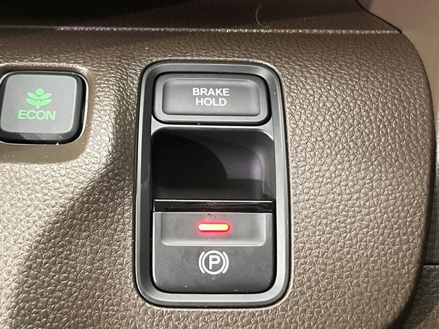 【オートブレーキホールド】信号待ちや渋滞で停車時にブレーキから足を離しても、停止状態を保持してくれます。前進するときはアクセルを踏めば自動で解除されるので安心♪街乗り運転が楽になります♪
