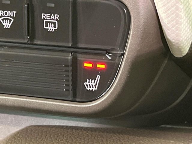 【シートヒーター】寒い日に重宝するシートヒーター！エアコンより早く温まってくれるので寒がりの人も安心ですね♪エアコンの温風は乾燥するから苦手、という方にもをおすすめです。