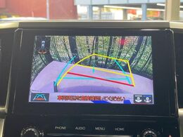 【バックカメラ】駐車時に後方がリアルタイム映像で確認できます。大型商業施設や立体駐車場での駐車時や、夜間のバック時に大活躍！運転スキルに関わらず、今や必須となった装備のひとつです！