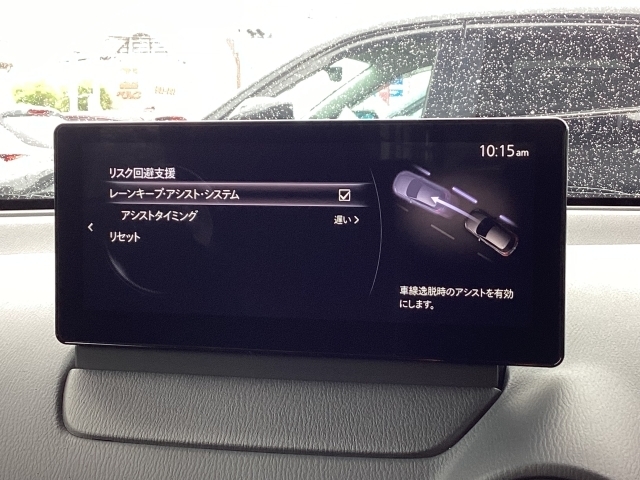 【レーンキープアシスト＆車線逸脱警報システム】車線を踏み越えそうな時、警告したりクルマを車線内に戻すように、ステアリングをアシストします車速60km/h以上での走行中に作動します。