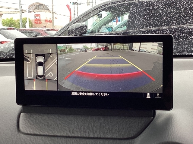【360度モニター】クルマの前後左右に備えたカメラを活用し、トップビュー・フロントビュー・リアビュー・左右サイドビューの映像をセンターディスプレイに表示し、確認しづらいエリアの安全確認をサポート！