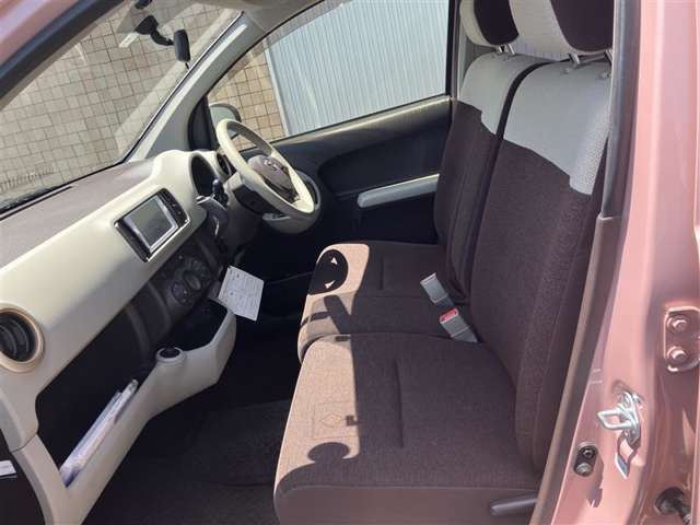 運転席・助手席の様子です！ベンチシートになっているので、助手席側から乗り込んで運転席側に移動…なんてことも可能です！