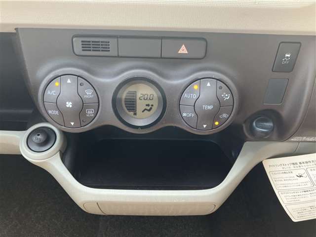 オートエアコン付き！車内温度を設定すると、風量を自動で調節してくれます。