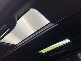 【ガラスルーフ】ガラスルーフ搭載で車内の解放感が一気にアップ！開放的なドライブをお楽しみいただけます。