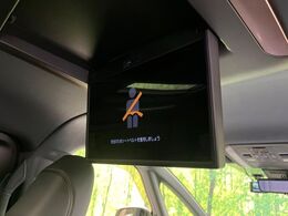 【フリップダウンモニター】大画面モニターで後席でもエンタメをお楽しみいただけます。小さなお子様にも大人気の装備です♪