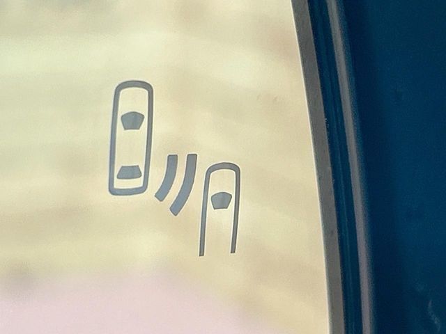 【ブラインドスポットモニター】走行中、ドアミラーの死角になりやすい箇所に後続車が接近するとサイドミラーのレンズに警告を表示！ドライバーに注意喚起をしてくれます。