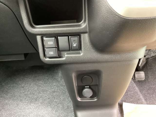 USB電源ソケット装備♪運転席にはシートヒーターがついております。