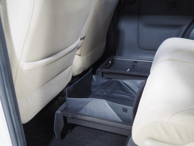 後席には引き出し式の通称”置きラクボックス”があります。荷物を座席に置くと転倒や落下が心配ですが、このボックスを使うと安心です。引き出し式なので使わないときは収納ができます。