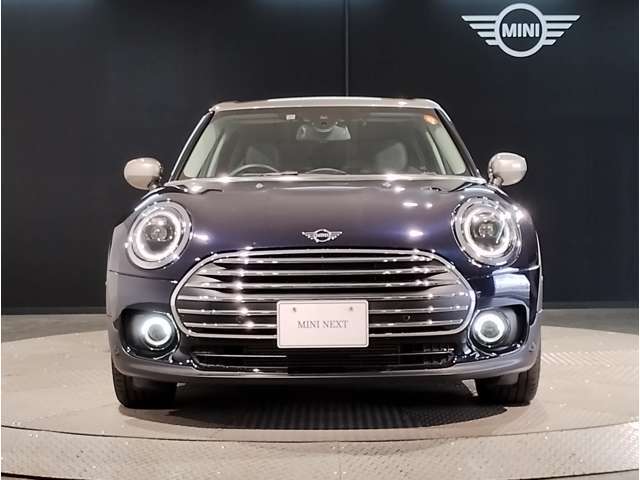 MINIのフロントグリルのデザインはイギリスで生まれた当初から、シルバーのサイドバーが折り重なった伝統的なデザインで御座います。その伝統はBMWのお車になってからでも少しずつ形を変えて守られております