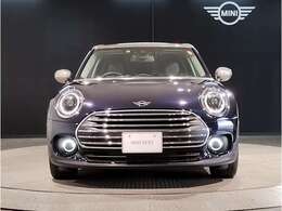 MINIのフロントグリルのデザインはイギリスで生まれた当初から、シルバーのサイドバーが折り重なった伝統的なデザインで御座います。その伝統はBMWのお車になってからでも少しずつ形を変えて守られております