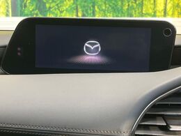 【8.8インチマツダコネクト】車内の雰囲気にマッチした大型のディスプレイ。スマホ接続でのナビ使用やBluetooth再生等、様々な機能が楽しめます。直感的なダイヤル操作が可能で、使い勝手も良好です。