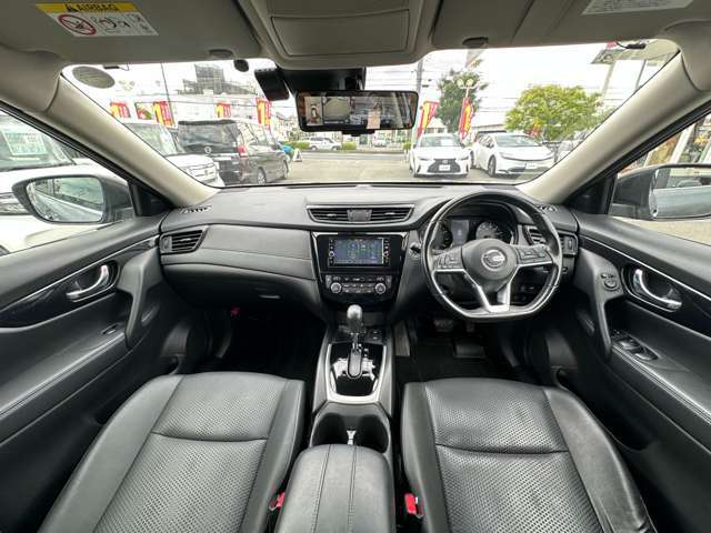 【前席全体】シンプルかつ機能的な内装です。