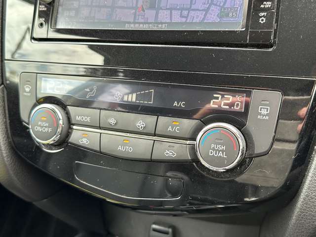 運転席周りのスイッチ類になります。様々な装備がついておりますので、ご不明な点があれば、いつでもお問い合わせお待ちしております。