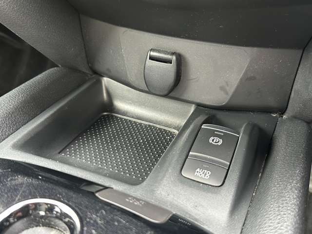 運転席周りのスイッチ類になります。様々な装備がついておりますので、ご不明な点があれば、いつでもお問い合わせお待ちしております。