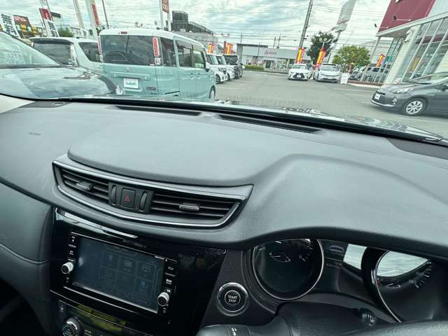 運転席周りのスイッチ類になります。様々な装備がついておりますので、ご不明な点があれば、いつでもお問い合わせお待ちしております。