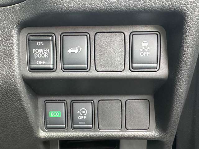 運転席周りのスイッチ類になります。様々な装備がついておりますので、ご不明な点があれば、いつでもお問い合わせお待ちしております。