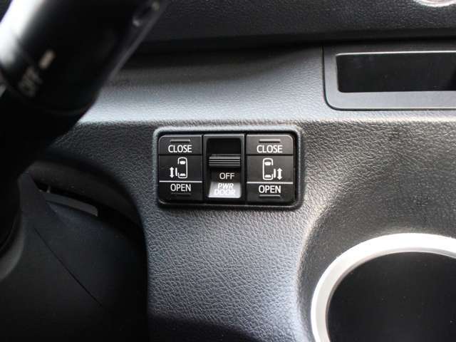 運転席からも操作可能なパワースライドドア！挟み込み防止もあり小さなお子様にも安心★隣のお車を気にすることなく開閉可能なのもうれしいところですね！