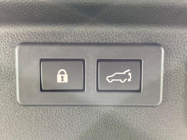 【パワーバックドア】スマートキーや運転席のボタンを押すだけでリアゲートが自動で開閉します！荷物を持っている時や、高い位置にあるバックドアを閉める際に便利な機能です♪