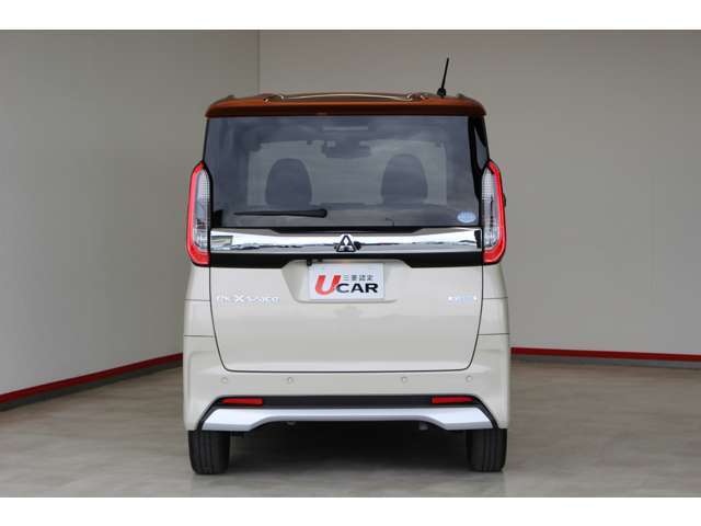 リヤワイパー付きで雨の日の後方視界を確保！！