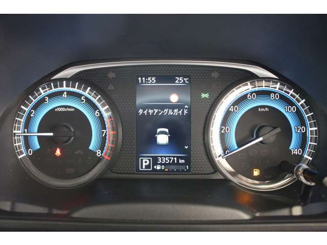 速度計・回転計の2眼式コンビネーションメーター！メーターには燃費や走行情報が表示可能です。