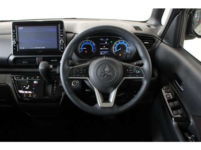 運転席はドライバーの居心地や運転の快適性を左右する大切な場所です。。クリーニング済みで汚れがないので気持ちよく使用して頂けます。