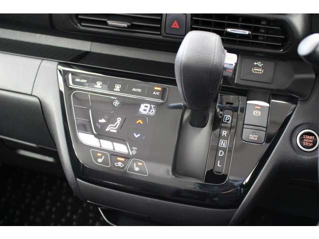 インパネCVTシフトレバーです。エアコンは操作しやすいタッチパネル式スイッチです。