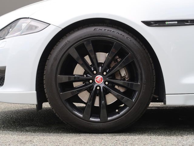 20インチ10スポークアルミホイール！エクステリア全体にマッチするようにデザインされ、車体との一体感とラグジュアリーな印象を感じられます。走行中も停車中も存在感を際立たせます！