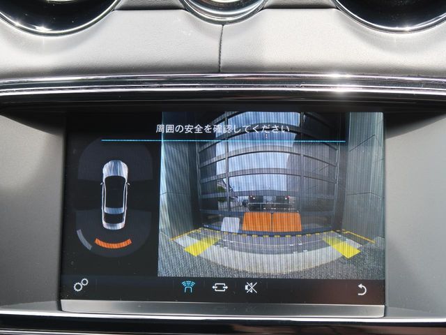 リアビューカメラ装備！ガイドライン付きのカラーバックカメラを搭載。後退時の後方確認も楽で安心して駐車していただけます。フロント・バックソナーも内蔵されており障害物を検知し知らせます。