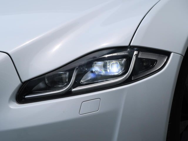 LEDが標準！LEDライトは、基本的に交換の必要がありません。消費電力が少ないことから燃費向上につながります。自然光に近い光を再現するため、視認性が向上し夜間運転の疲労も軽減します。