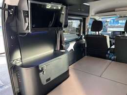 2000W 大型インバータ・回転式シンク・LEDイルミネーションライト・上部大型キャビネット×4・ミラードア（シンク上）