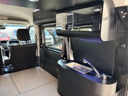 2000W 大型インバータ・回転式シンク・LEDイルミネーションライト・上部大型キャビネット×4・ミラードア（シンク上）