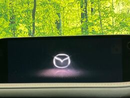 【10.25インチマツダコネクト】車内の雰囲気にマッチした大型ディスプレイ。スマホ接続でのナビ使用やBluetooth再生等、様々な機能が楽しめます。直感的なダイヤル操作が可能で、使い勝手も良好です。