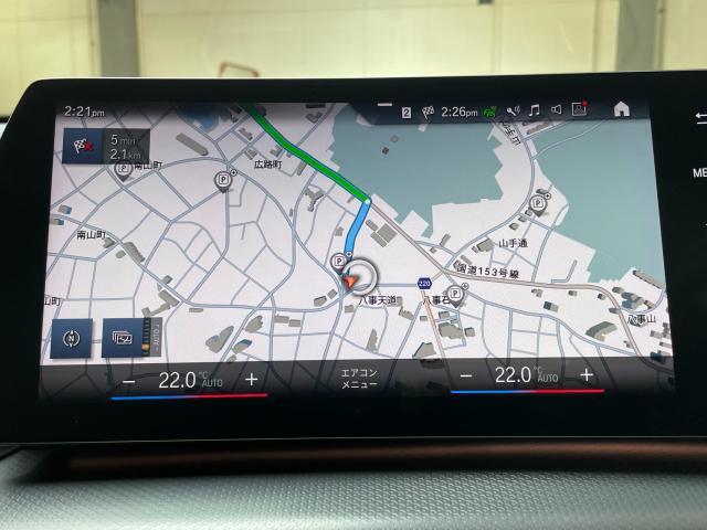 【純正ナビゲーション】BMWのナビゲーションは操作性も良く、詳細な地図情報と交通状況を見やすく表示し、快適なドライビングをサポートしながら目的地までナビゲートします。