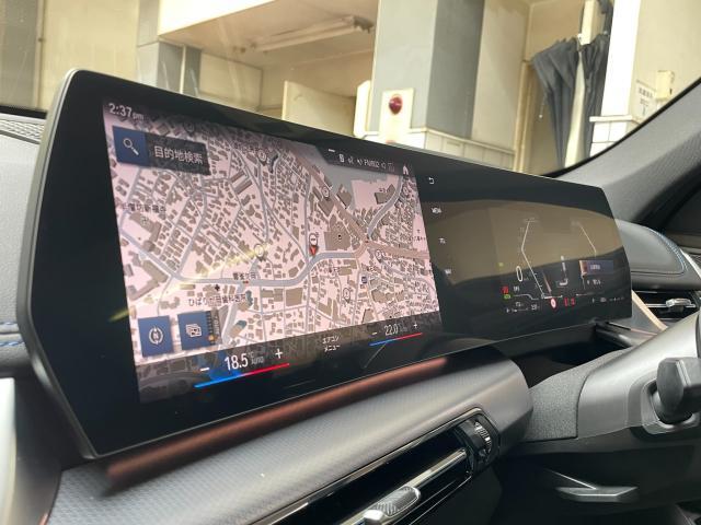 【カーブドディスプレイ】BMWカーブドディスプレイは、運転席とセンターにまたがる湾曲型の大型一体ディスプレイで、視認性が高く、操作もスムーズで先進的なデザインが魅力です。