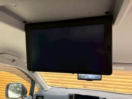 お子様に大人気の【10型フリップダウンモニター】が装備されており、快適なドライブをお楽しみ頂けます！