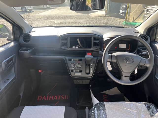 操作しやすいインパネシフトは、運転席と助手席の足元空間を格段に広くしました。