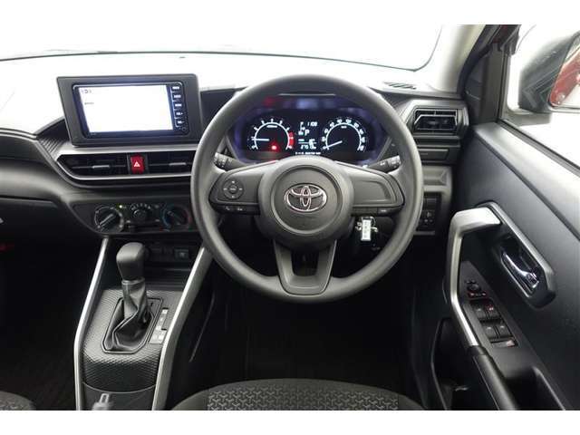 スタイリッシュなインパネ周りです！運転の際、常に目にする部分は、シックにまとめた飽きの来ないデザインが人気です！