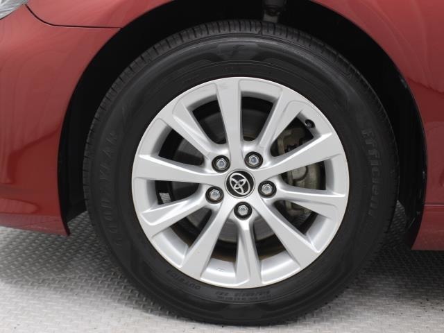 純正アルミホイールは精度が高く、走行の安定性が優れています。タイヤサイズ215/60R16