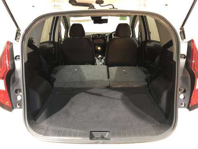 後席を折りたたむととても広い荷室になります。荷物もしっかり積み込めます！
