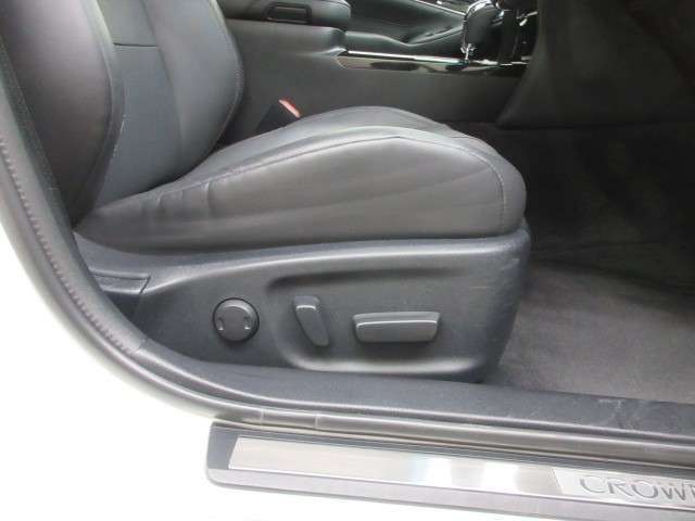 パワーシート搭載。微妙な調整が手軽にでき、最適なポジションで運転することが可能です。