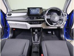 運転に集中できる機能美とコンパクトながらも広々とした室内空間が、クラスを超えた洗練さと快適性と感じさせます。