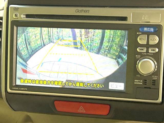 【バックカメラ】駐車時に後方がリアルタイム映像で確認できます。大型商業施設や立体駐車場での駐車時や、夜間のバック時に大活躍！運転スキルに関わらず、今や必須となった装備のひとつです！